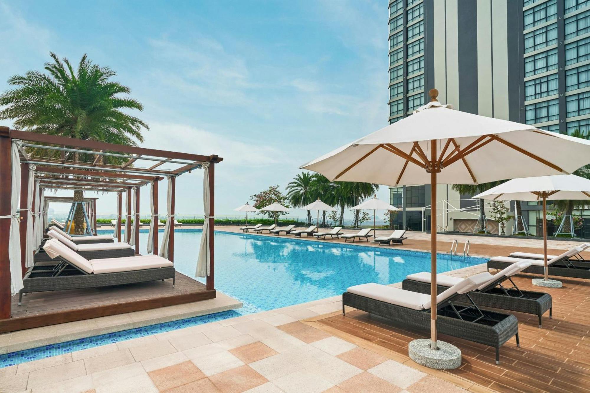 Sheraton Can Tho Exteriér fotografie The swimming pool at the Westin
